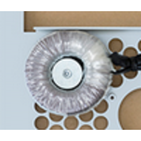 Kvalitní 100 V transformátor zabudovaný v reproduktorech. Nutno objednat zaráz s repro.