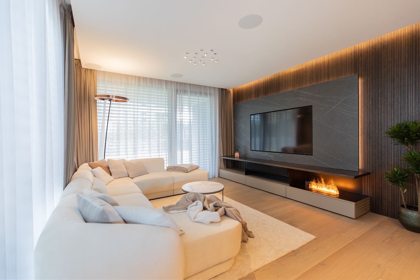 Harmonie technologie a elegance v pražském bytě na Ořechovce