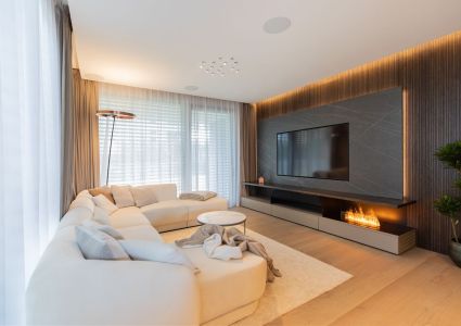 Harmonie technologie a elegance v pražském bytě na Ořechovce