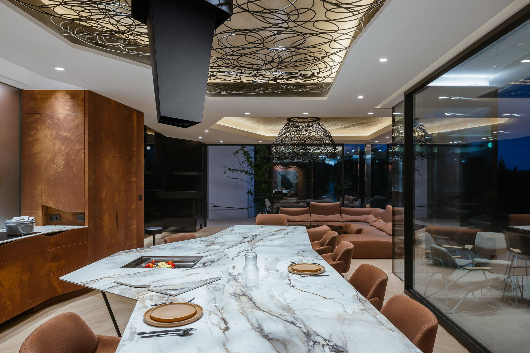 Ladně propletené trubky kolem stropního osvětlení slouží nejen jako nádherná dekorace, ale zároveň také k vytápění, nebo naopak ochlazování jídelny.&nbsp;